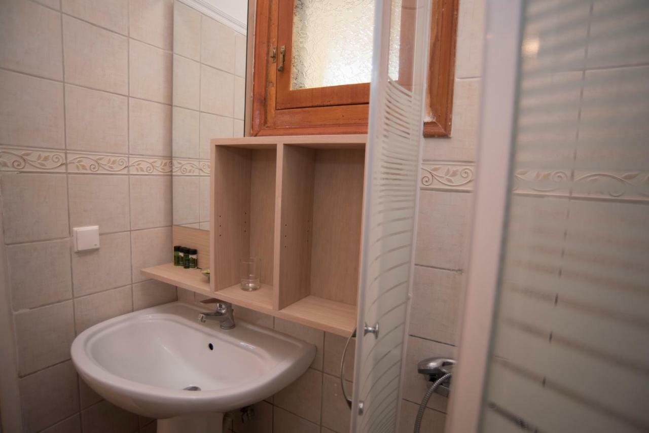 T'Aloni Hotel Chortata Bagian luar foto